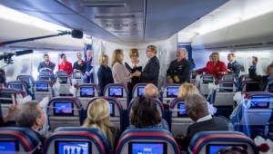 Sobrecargo y Piloto de Delta contraen matrimonio a bordo de un Boeing 747