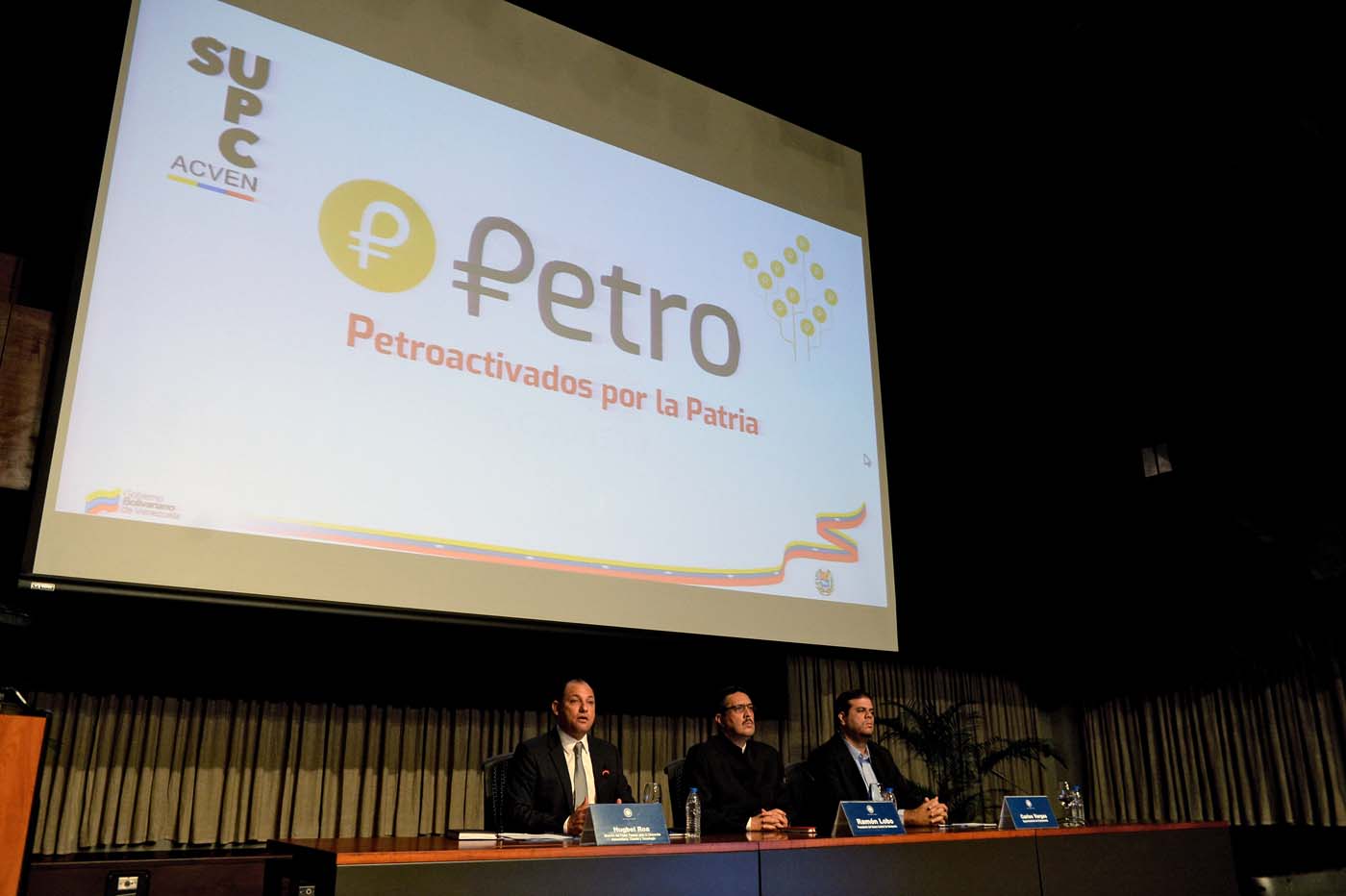 Maduro crea cuatro zonas económicas para la circulación del Petro