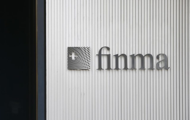 El logo de la Autoridad de Supervisión del Mercado Financiero Suizo FINMA se ve frente a su sede en Berna, Suiza, el 5 de abril de 2016. REUTERS / Ruben Sprich