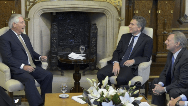 Rex Tillerson con Mauricio Macri, cuando el hoy secretario de Estado visitó el país siendo el CEO de la Exxon Mobil (Télam)