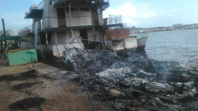 En total 21 embarcaciones deportivas se quemaron en la marina del hotel Venetur Margarita. FOTO: CORTESÍA