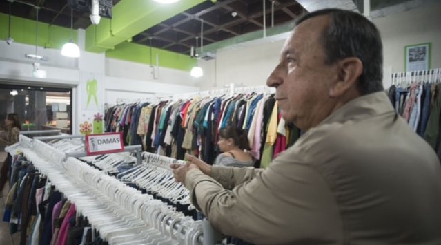 Víctor Correa, el dueño de “Boutique su confidente”, cuenta que algunos clientes llegan desesperados por vender algo de ropa para comprar comida o medicamentos