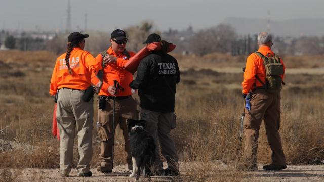 Miembros del equipo de búsqueda y rescate de Texas acompañados por perros y policías mexicanos escanean un canal en busca de un niño estadounidense desaparecido. Getty Images