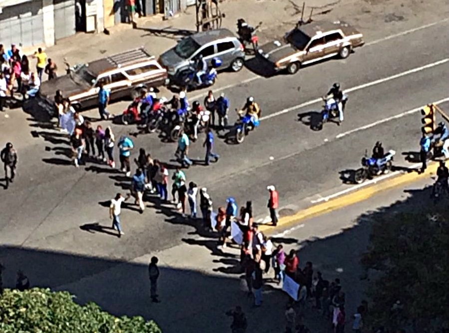 Vecinos de El Valle protestan tras cierre técnico del colegio Carmen Maizo de Bello #28Feb