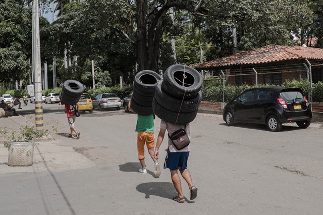 Todo se mueve lentamente bajo el cálido sol en la frontera de Venezuela con Cúcuta, Colombia, la puerta de entrada para la mayoría de los venezolanos que abandonan su país. A pesar de los soldados enviados, algunos venezolanos contrabandean toda clase de productos a Colombia para su venta, dicen las autoridades, incluidos los neumáticos.