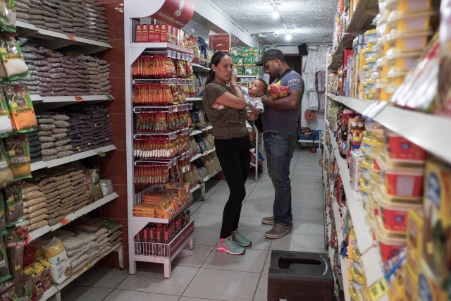 Lo primero que hacen algunos venezolanos al llegar a Colombia es dirigirse al supermercado, como lo hizo esta familia. Los estantes están vacíos en su tierra natal