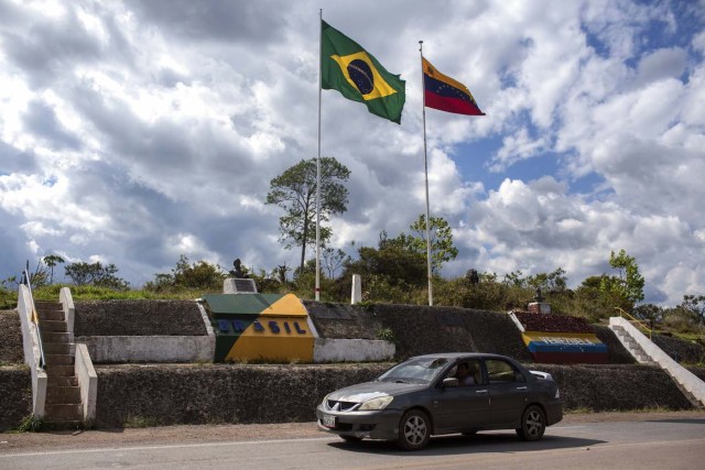 View of the Brazil-Venezuela border, from Pacaraima, Roraima, Brazil, on February 27, 2018. According to local authorities, around one thousand refugees are crossing the Brazilian border each day from Venezuela. With the constant influx of Venezuelan immigrants, most are living in shelters and the streets of Boa Vista and Pacaraima cities, looking for work, medical care and food. Most are legalizing their status to stay and live in Brazil. / AFP PHOTO / Mauro Pimentel / TO GO WITH AFP STORY by Paula RAMÓN