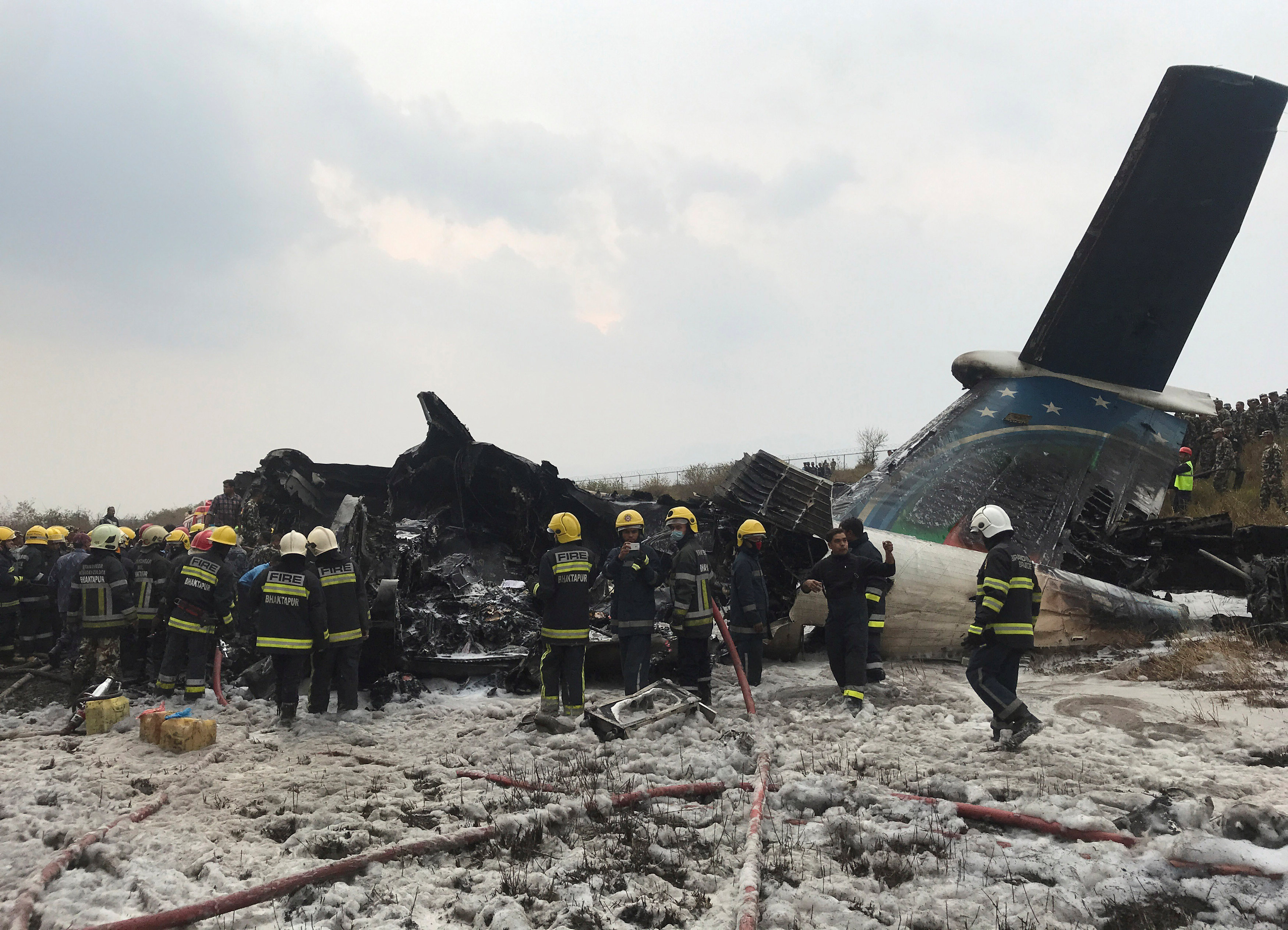 Un avión de línea bangladesí se estrella cerca de aeropuerto de Katmandú