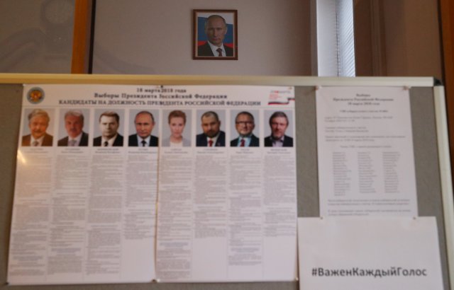 Una lista de candidatos en las elecciones presidenciales se muestra dentro de la Embajada de Rusia, donde los votantes pueden emitir su voto, en Londres, Gran Bretaña, 18 de marzo de 2018. REUTERS / Hannah McKay