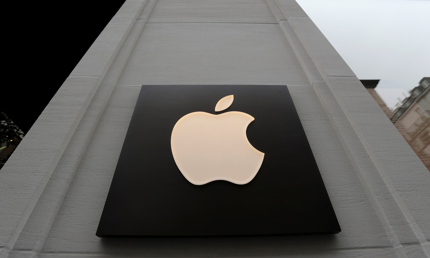Apple alcanza un valor bursátil de un billón de dólares, hito en EEUU