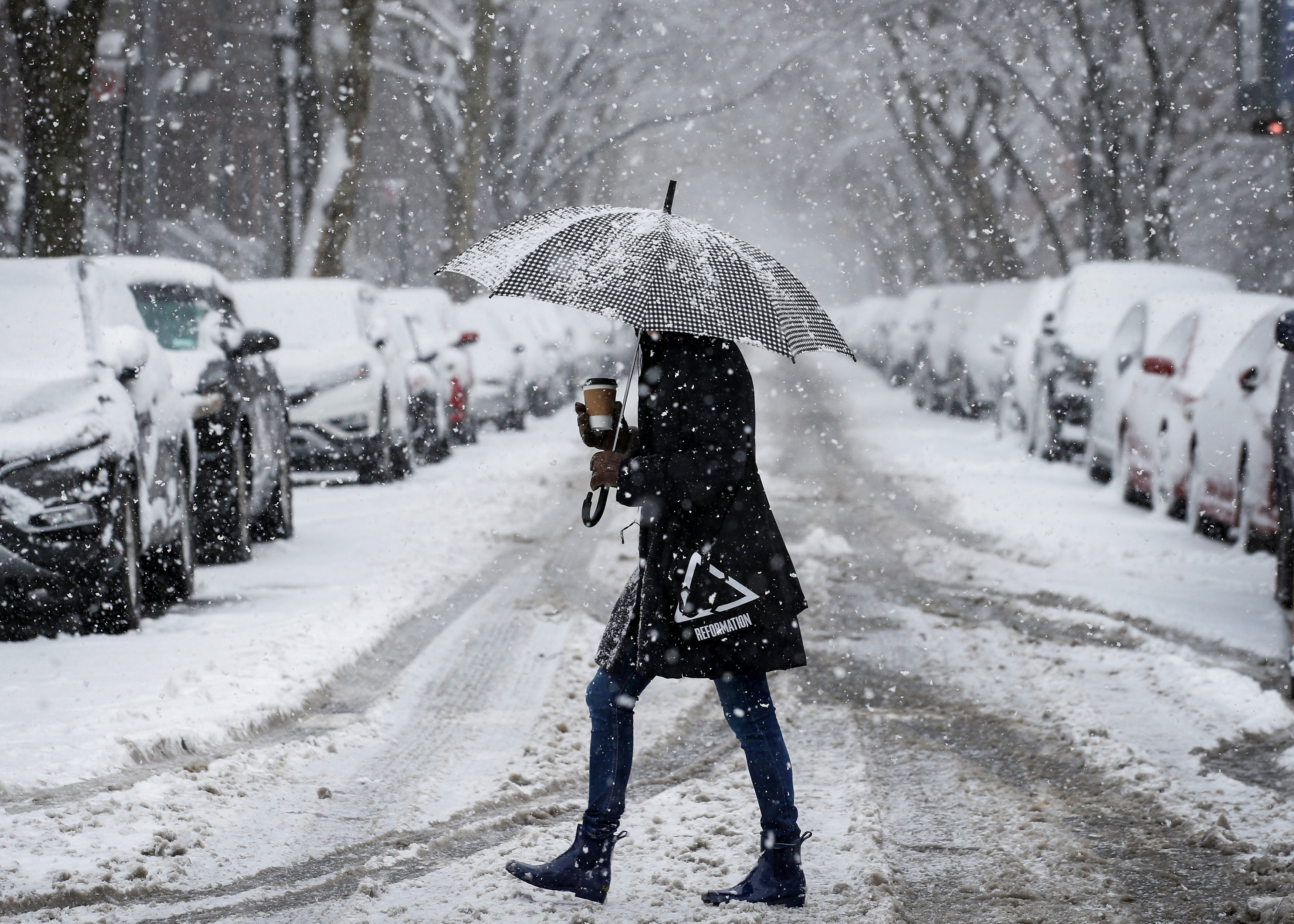 Cancelan cientos de vuelos en EEUU por fuerte tormenta invernal