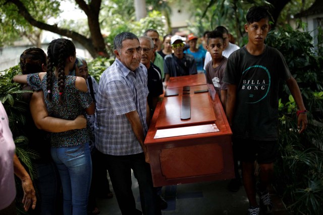 Los deudos llevan el ataúd de Javier Rivas, uno de los presos que murió durante un motín y un incendio en las celdas del Comando General de la Policía de Carabobo, durante su funeral en Valencia, Venezuela el 29 de marzo de 2018. REUTERS / Carlos Garcia Rawlins