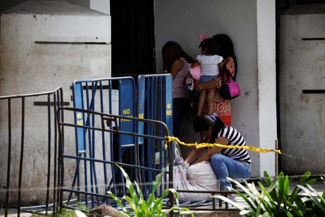 Familiares de los presos esperan información luego de un motín y un incendio en las celdas del Comando General de la Policía de Carabobo en Valencia, Venezuela el 29 de marzo de 2018. REUTERS / Carlos Garcia Rawlins