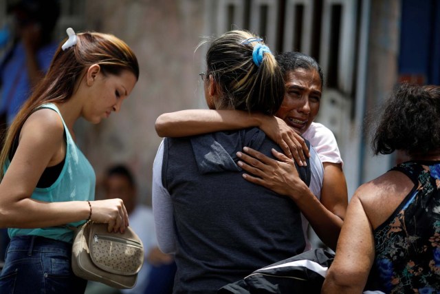 Familiares de los reclusos que murieron durante un motín y un incendio en las celdas del Comando General de la Policía de Carabobo, reaccionan frente a una funeraria en Valencia, Venezuela el 29 de marzo de 2018. REUTERS / Carlos Garcia Rawlins