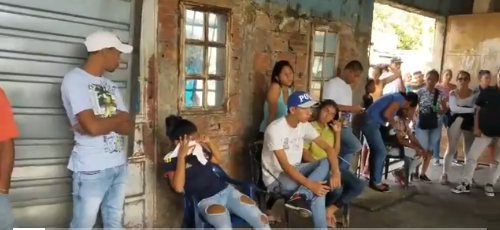 Tragedia carcelaria: Así transcurre el velorio de una víctima de PoliCarabobo (Video)