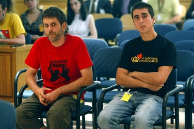 La justicia española condenó en 2007 a Jaume Roura y Enric Stern, dos jóvenes independentistas catalanes, a 15 meses de cárcel por injurias a la Corona. La pena fue sustituida por una multa de 2.700 euros cada uno© POOL/AFP/Archivos Mondelo