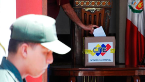 Exministros de Chávez entregaron al CNE una carta pidiendo fecha para un revocatorio a Maduro