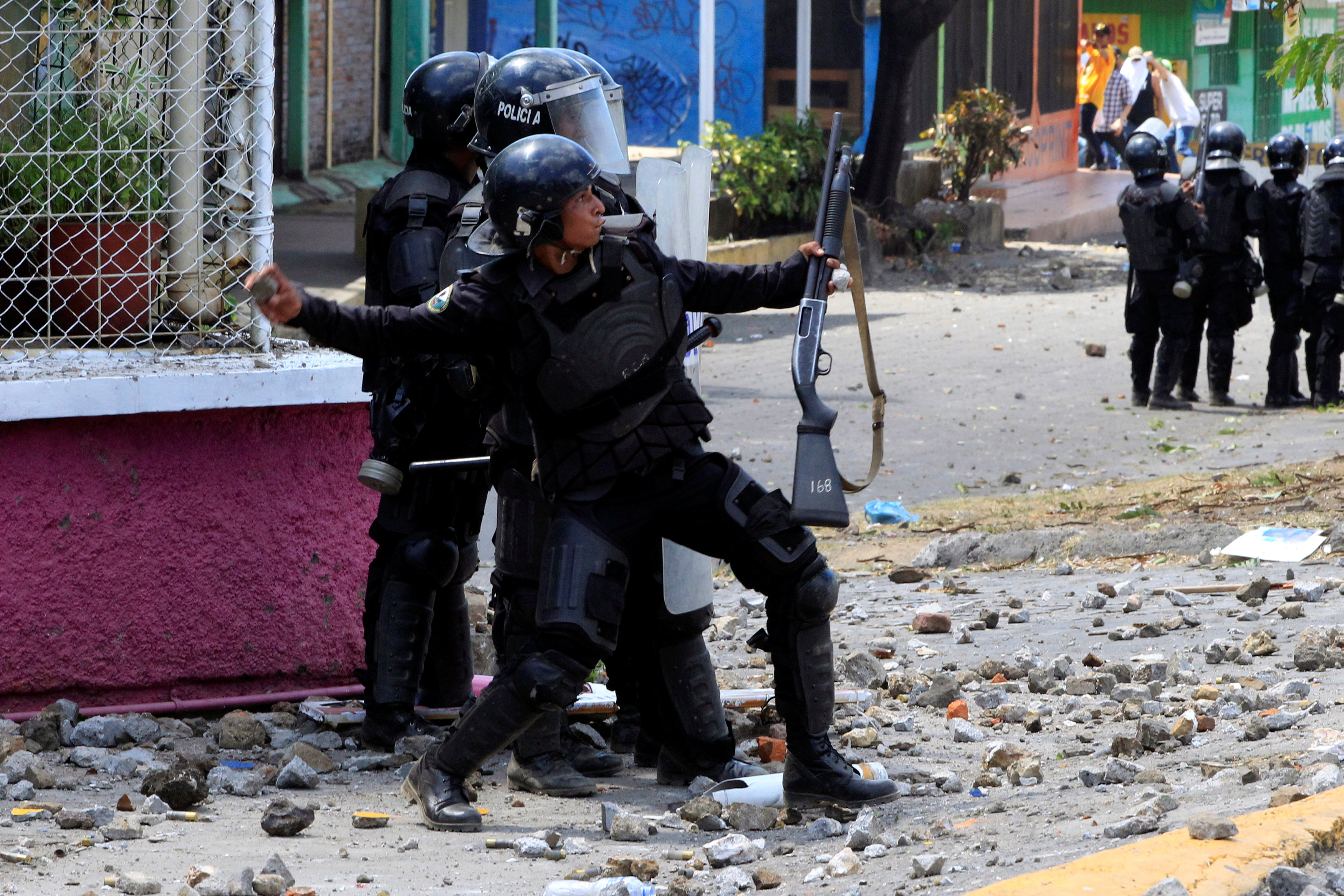 Obispo denuncia asedio a estudiantes en Nicaragua y la Policía lo niega
