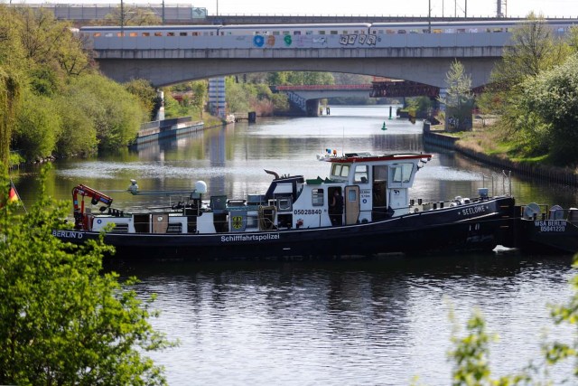 Water police boats block a canal while a World War Two bomb is defused near the central train station in Berlin, Germany, April 20, 2018. REUTERS/Hannibal Hanschke