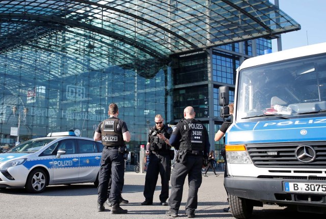 Policía custodia la estación central de trenes de Berlín mientras se trabaja para desactivar una bomba de la Segunda Guerra Mundial. 20 de abril de 2018. REUTERS/Axel Schmidt