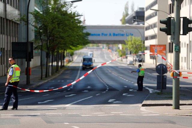 Police officers block a road at evacuation area while a World War Two bomb is defused near the central train station in Berlin, Germany, April 20, 2018. REUTERS/Hannibal Hanschke
