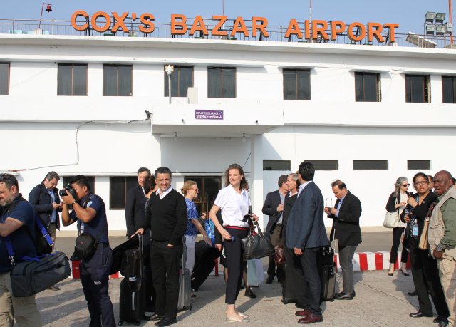 Los enviados del Consejo de Seguridad de las Naciones Unidas llegan al aeropuerto Cox's Bazar en Bangladesh, el 28 de abril de 2018. REUTERS / Michelle Nichols