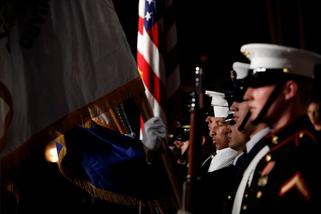 Un guardia de honor militar participa en la cena de la Asociación de Corresponsales de la Casa Blanca en Washington, EE. UU., El 28 de abril de 2018. REUTERS / Aaron P. Bernstein