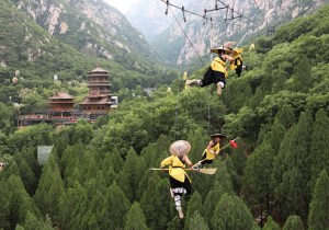 ¿Miedo a las alturas? Artistas marciales chinos practican Kung Fu colgados en el aire (Fotos)