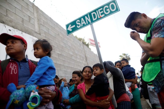 Integrantes de una caravana de inmigrantes provenientes de Centroamérica forman fila para recibir un desayuno tras viajar a través de México, antes de solicitar asilo en Estados Unidos, en un refugio en Tijuana, México, 27 de abril de 2018. REUTERS/Edgard Garrido