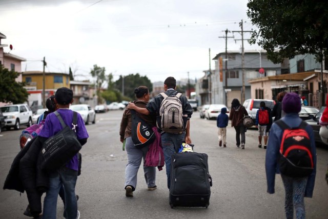 Members of a caravan of migrants from Central America carry their luggage before a gathering in a park prior to preparations for an asylum request in the U.S., in Tijuana, Mexico April 29, 2018. REUTERS/Edgard Garrido