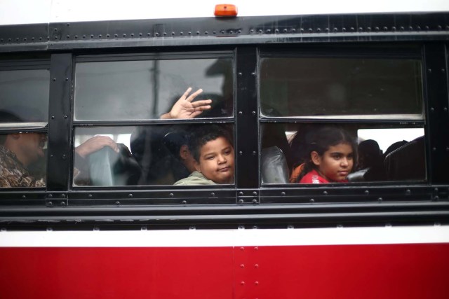 Members of a caravan of migrants from Central America ride on a bus to a gathering in a park prior to preparations for an asylum request in the U.S., in Tijuana, Mexico April 29, 2018. REUTERS/Edgard Garrido