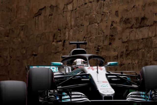 Un pinchazo de Bottas cuando lideraba la carrera, en una prueba relanzada por el accidente entre los dos Red Bull, el holandés Max Verstappen y el australiano Daniel Ricciardo, puso la victoria en la bandeja para Hamilton, la número 63 de su carrera y la primera de esta temporada 2018 | FOTO: EFE