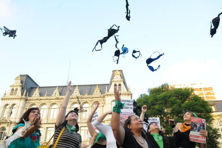 Liberándose de sus sostenes, jóvenes protestan por sanción a estudiante que no lo usaba