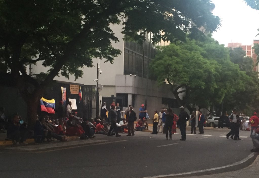 Empleados de Pdvsa se mantienen en protesta en La Campiña