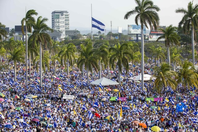 Miles de personas protestan durante una marcha en demanda de justicia para los jóvenes que fueron asesinados en las pasadas manifestaciones en Managua (Nicaragua). EFE/Jorge Torres