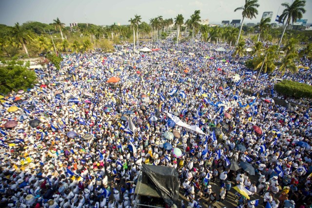 Miles de personas protestan durante una marcha en demanda de justicia para los jóvenes que fueron asesinados en las pasadas manifestaciones en Managua (Nicaragua). EFE/Jorge Torres