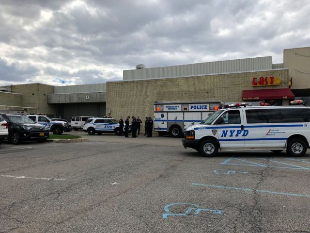 Foto: El pánico y el caos estallaron en el centro comercial Staten Island. No se cree que se hayan disparado, según una fuente policial. La policía está tratando de descubrir qué provocó este pánico / silive.com