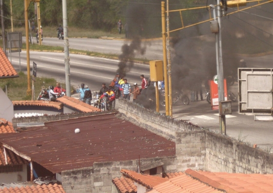Queman cauchos en Mérida por falta de agua #11Abr (fotos)