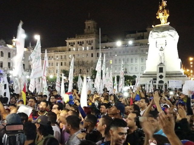 Venezolanos fueron a la Plaza San Martín en Lima, Perú, para exigir la renuncia de Maduro // Foto @amigoperu76