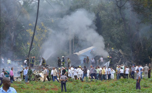 Cuban President Miguel Diaz-Canel (L, in khaki) is pictured at the site of the accident after a Cubana de Aviacion aircraft crashed after taking off from Havana's Jose Marti airport on May 18, 2018. A Cuban state airways passenger plane with 104 passengers on board crashed on shortly after taking off from Havana's airport, state media reported. The Boeing 737 operated by Cubana de Aviacion crashed "near the international airport," state agency Prensa Latina reported. Airport sources said the jetliner was heading from the capital to the eastern city of Holguin.  / AFP PHOTO / Adalberto ROQUE