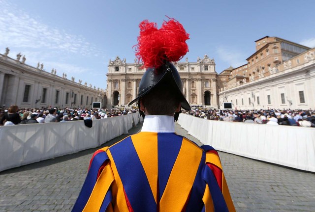 A Swiss guard stands in front of Saint Peter's Basilica during a Holy Mass to mark the feast of Divine Mercy at the Vatican April 8, 2018. REUTERS/Alessandro Bianchi