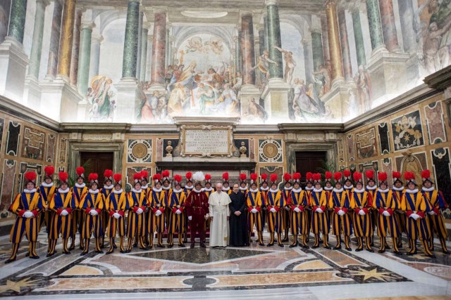 Pope Francis poses with Swiss guards the day ahead of their swearing-in ceremony at the Vatican, May 4, 2018. Osservatore Romano/Handout via REUTERS ATTENTION EDITORS - THIS IMAGE WAS PROVIDED BY A THIRD PARTY