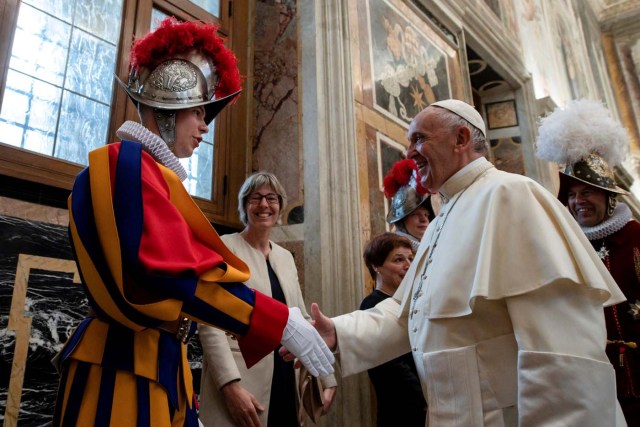 Pope Francis shakes hands with a Swiss guard the day ahead of their swearing-in ceremony at the Vatican, May 4, 2018. Osservatore Romano/Handout via REUTERS ATTENTION EDITORS - THIS IMAGE WAS PROVIDED BY A THIRD PARTY