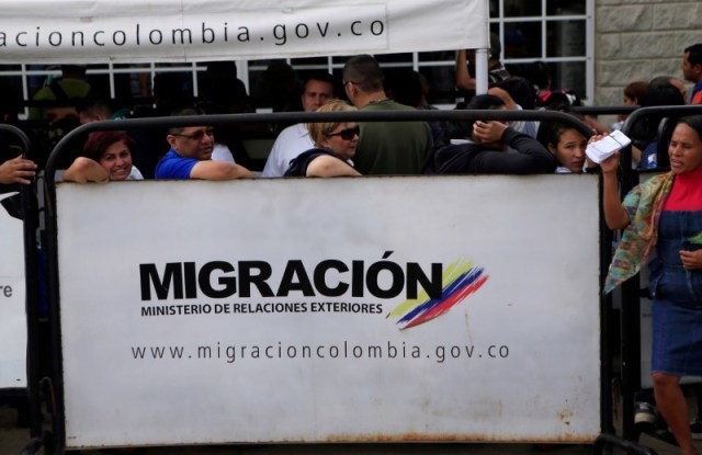 Venezolanos en una fila para ingresar en una oficina de inmigraciones en Paraguachón, Colombia, feb 16, 2018. REUTERS/Jaime Saldarriaga