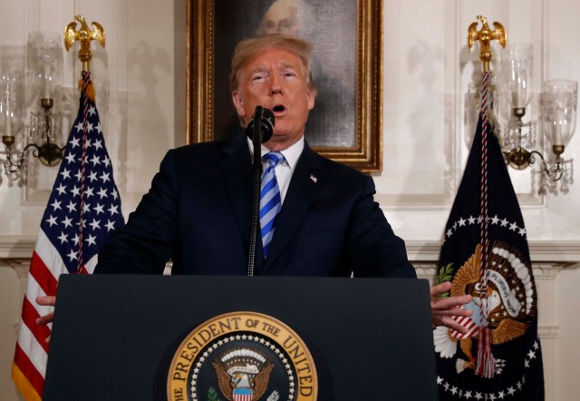 El presidente de los Estados Unidos, Donald Trump anuncia su retiro del acuerdo nuclear JCPOA Irán en la Sala Diplomática de la Casa Blanca en Washington, EE.UU., 8 de mayo de 2018. REUTERS / Jonathan Ernst