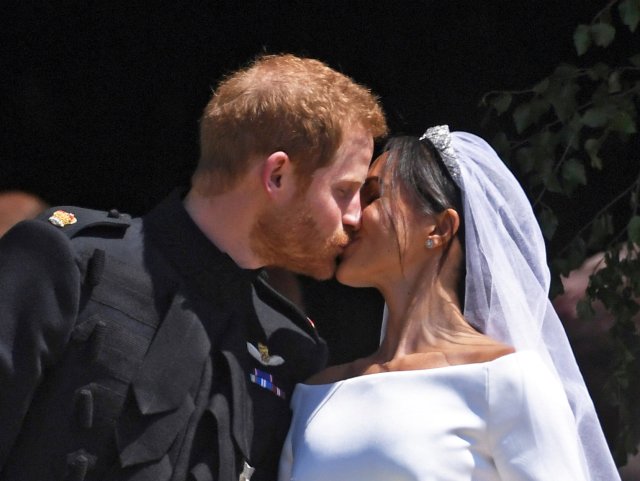 Britain's Prince Harry (L) and Meghan Markle (R) kiss as they exit St George's Chapel in Windsor Castle after their royal wedding ceremony, in Windsor, Britain, 19 May 2018. The couple have been bestowed the royal titles of Duke and Duchess of Sussex on them by the British monarch. NEIL HALL/Pool via REUTERS