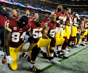 Equipos de la NFL serán multados si sus jugadores se arrodillan durante el himno