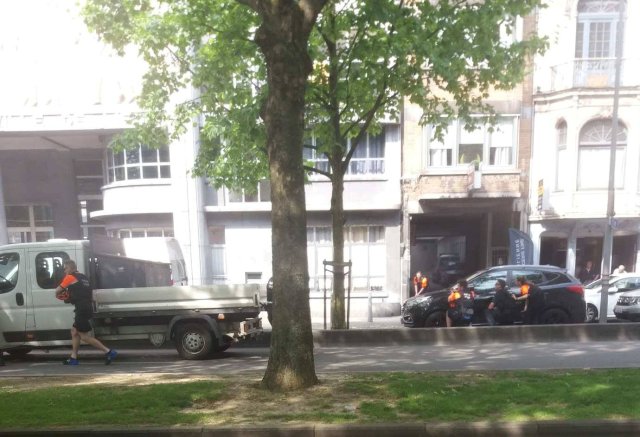 Los agentes de policía son vistos en la escena de un tiroteo en Lieja, Bélgica, el 29 de mayo de 2018 en esta imagen obtenida de las redes sociales. MICHEL WILMET / via REUTERS ESTA IMAGEN HA SIDO PROPORCIONADA POR UN TERCERO. CREDITO OBLIGATORIO. NO RESALES SIN ARCHIVOS.