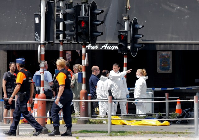 Expertos forenses en la escena del tiroteo en Lieja, Bélgica, 29 de mayo de 2018. REUTERS/Francois Lenoir