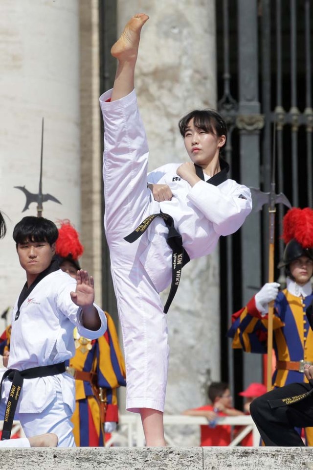 Los atletas de Taekwondo de Corea se presentan para el Papa Francisco durante la audiencia general del miércoles en la plaza de San Pedro en el Vaticano, el 30 de mayo de 2018. REUTERS / Max Rossi